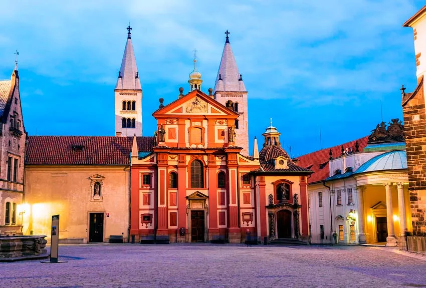Fachada del barroco en Basilica Romanica