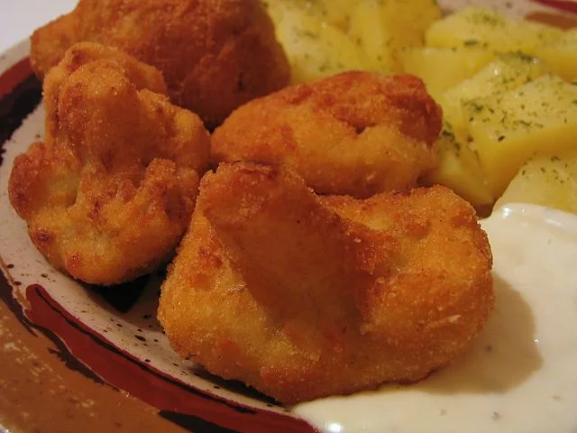 Coliflor empanada. Comida vegetariana en Praga.