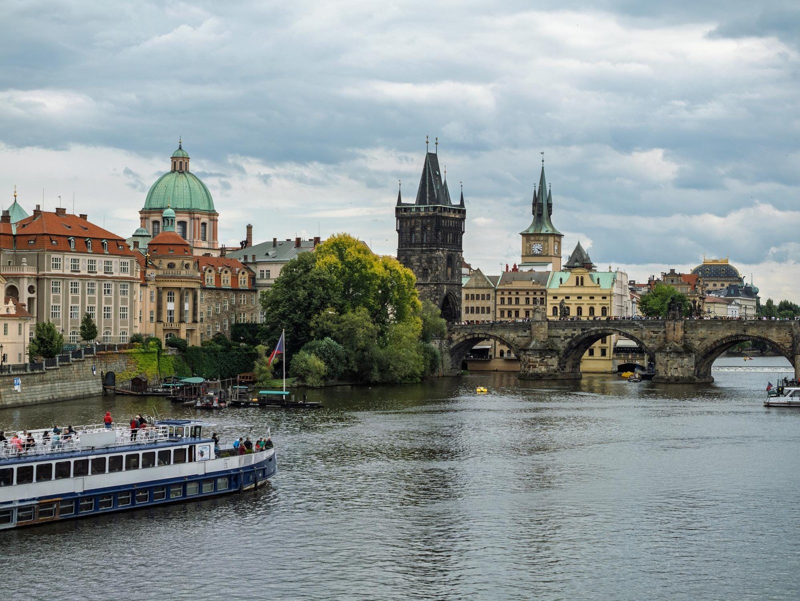 Paseo en Barco con Audioguia en Praga